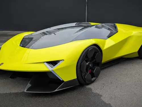 🔥 انفجارٌ أصفر في عالم السيارات… Lamborghini تفقد صوابها وتكشف عن “الـ Manifesto” الغامض! 🔥